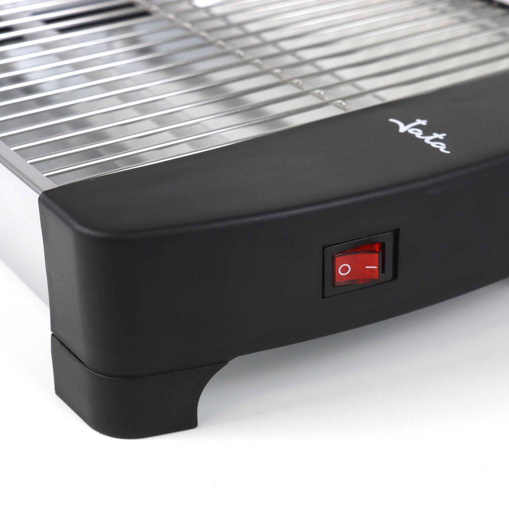 Primer plano de una parrilla eléctrica negra y plateada con un interruptor de encendido rojo.