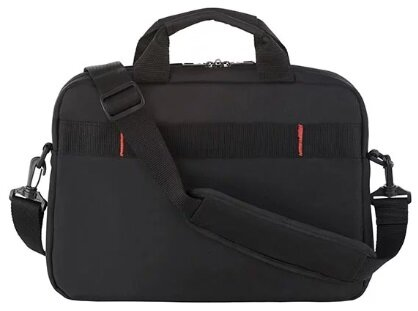 Czarna teczka z uchwytem i paskiem na ramię. Czerwone akcenty z boku. Białe tło.