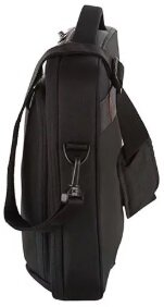 Czarna teczka z paskiem na ramię, widok z boku.