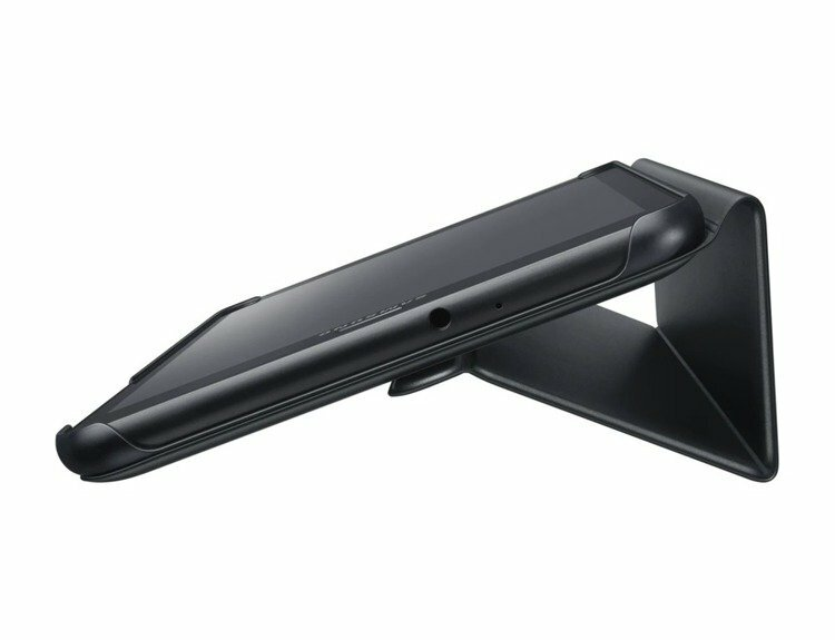 Kobieta używająca tabletu z klawiaturą i piórem.