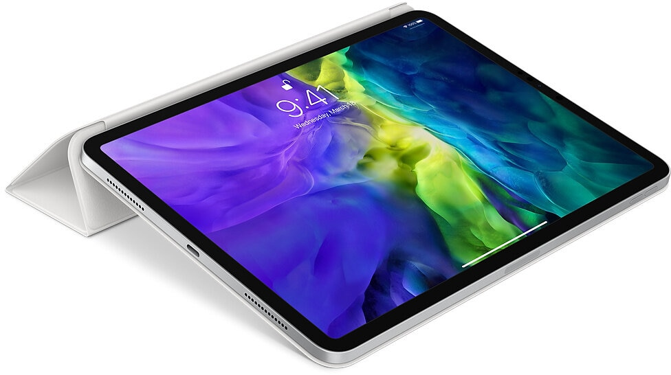 Srebrny iPad Pro z ekranem wyświetlającym obraz cyfrowy i dołączoną okładką na białym tle.