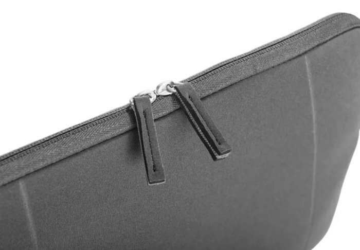 Czarny pokrowiec na laptopa z zamkiem błyskawicznym. Widoczne uchwyty zamka. Ciemnoszary materiał.