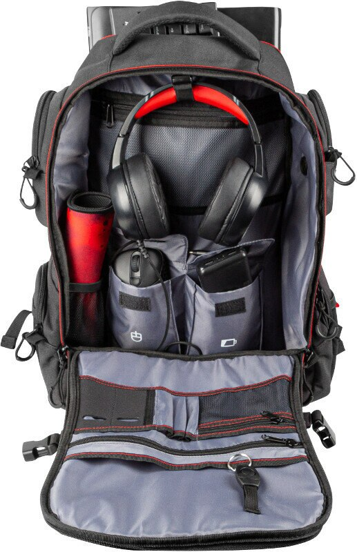 Czarny plecak z kilkoma kieszeniami zawierającymi słuchawki, mysz i inne przedmioty.