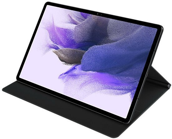 Tablet z dołączonym etui, ustawiony pod kątem na białej powierzchni.
