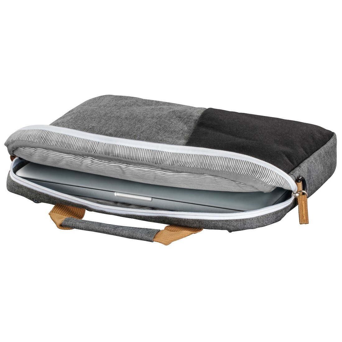 Laptop w szarej torbie na laptopa. Torba jest otwarta, z zamkiem błyskawicznym i uchwytem.