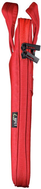 Czerwona torba na narty z czarnymi klamrami. Jest długa i wąska, z czarną etykietą na dole.