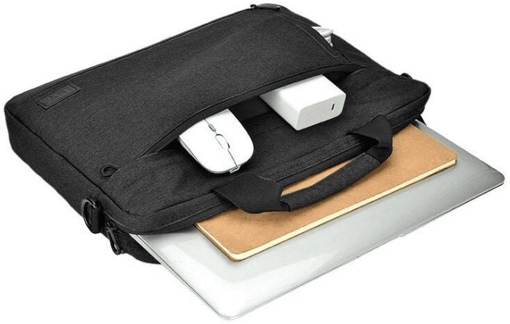 Czarna torba na laptopa otwarta, z laptopem, myszą i ładowarką w środku.