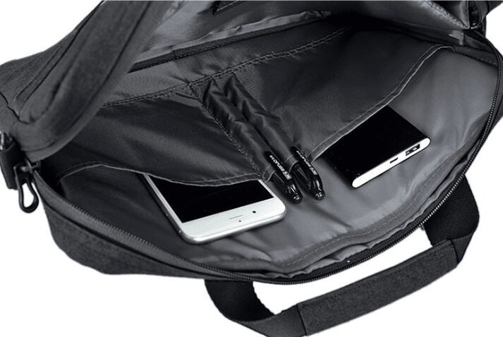 Wewnątrz czarnej torby, pokazującej telefon, długopisy i power bank w kieszeniach.