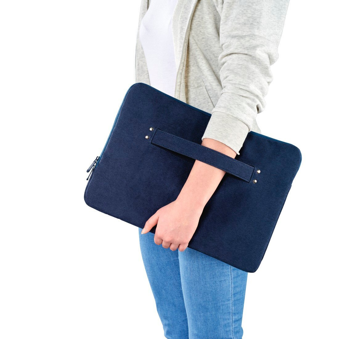 Osoba trzyma granatową torbę na laptopa. Torba jest prostokątna.