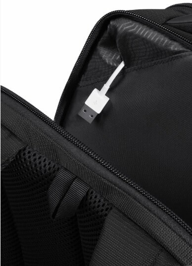 Kabel USB-C podłączony do wnętrza czarnego plecaka.