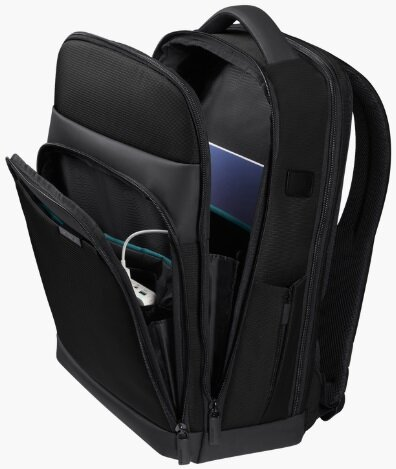 Czarny plecak z otwartymi przegrodami, pokazujący tablet i inne przedmioty w środku.