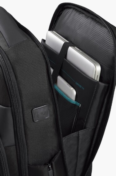 Czarny plecak z laptopem, tabletem i telefonem widocznymi w otwartych przegrodach.