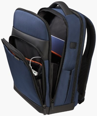 Otwarty niebieski plecak z wieloma przegrodami, pokazujący laptopa, ładowarkę i różne przedmioty.