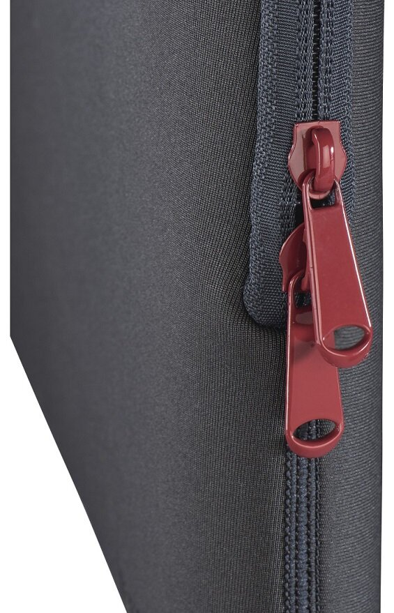 Zbliżenie na granatową tkaninę z bordowym zamkiem błyskawicznym.