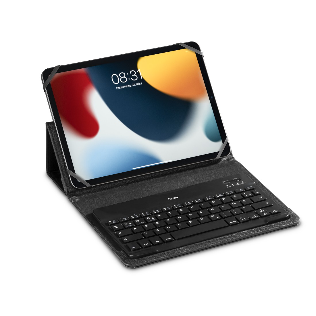 Tablet in einer schwarzen Hülle mit Tastatur, auf weißem Hintergrund. Zeigt Uhrzeit und Datum an.
