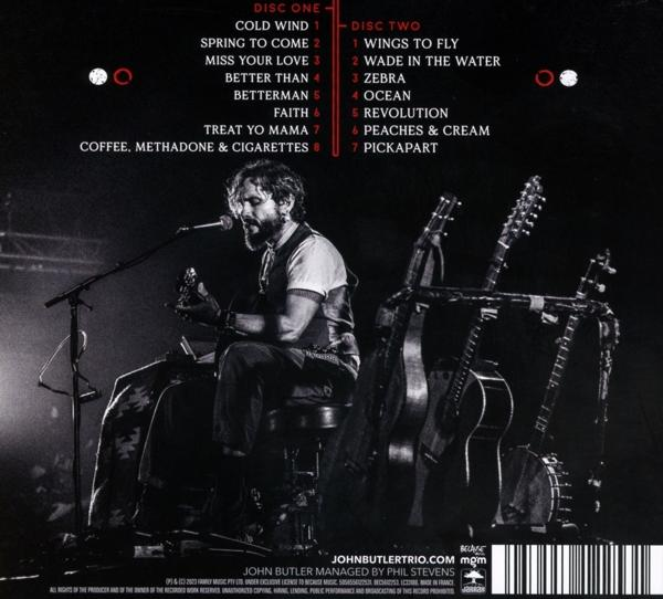 Albumcover mit einem Mann, der Gitarre spielt, und einer Titelliste auf schwarzem Hintergrund.