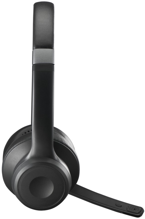 Schwarzes Headset mit Mikrofon. Das Headset befindet sich auf weißem Hintergrund.