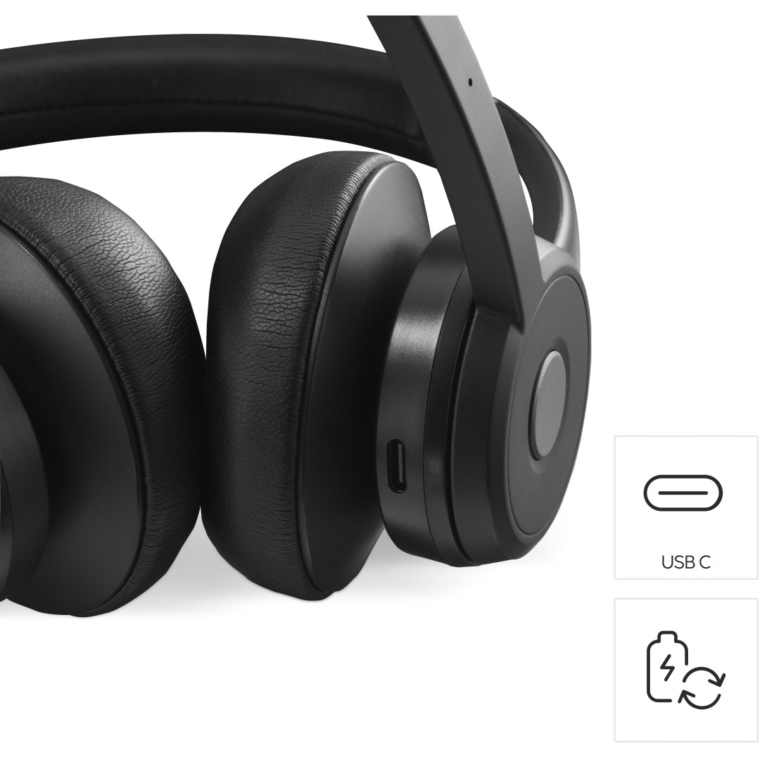 Schwarze Kopfhörer mit USB-C-Anschluss und einem Lade-/Batterie-Symbol.