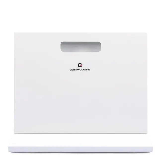 Weiße Commodore-Box mit Griffaussparung und Commodore-Logo.