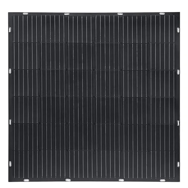 Ein schwarzer Metallgrill mit vertikal ausgerichteten Schlitzen und Löchern zur Befestigung.