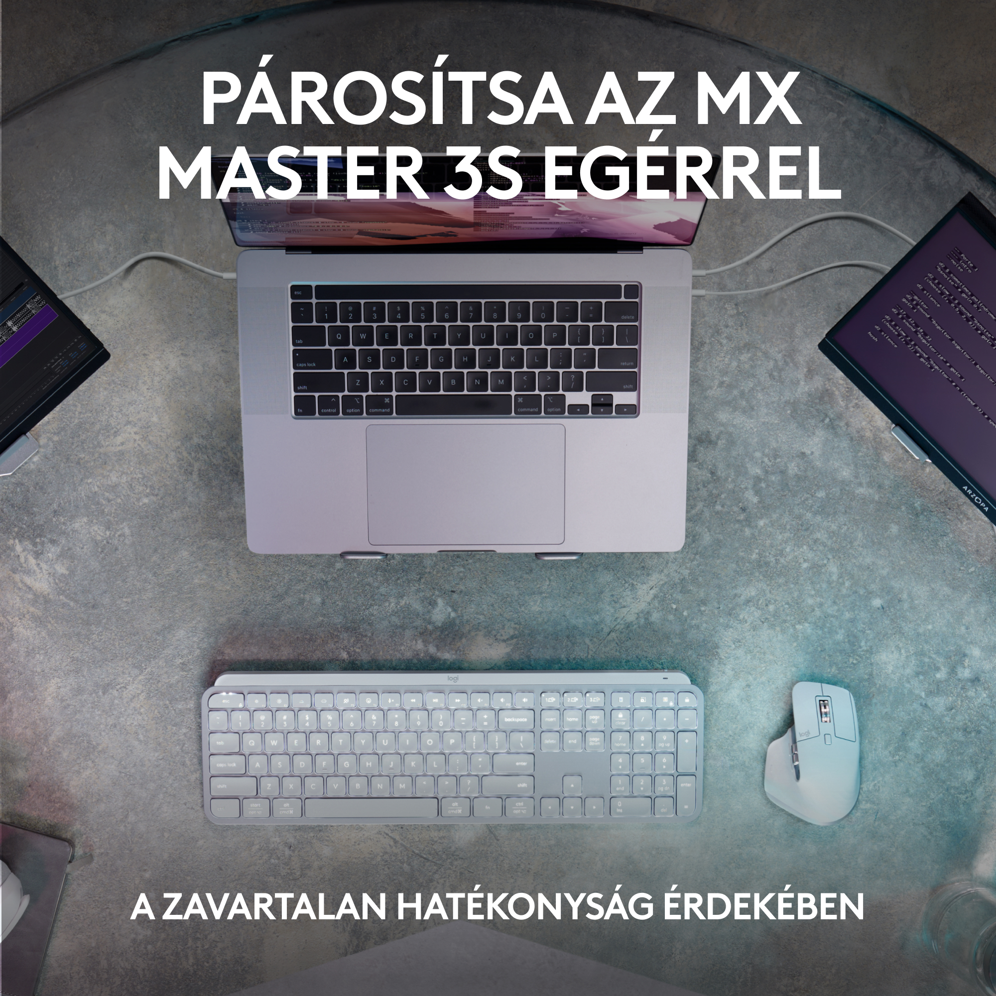 Egy karakter íjjal és nyíllal céloz ellenségekre egy sötét erdei környezetben.