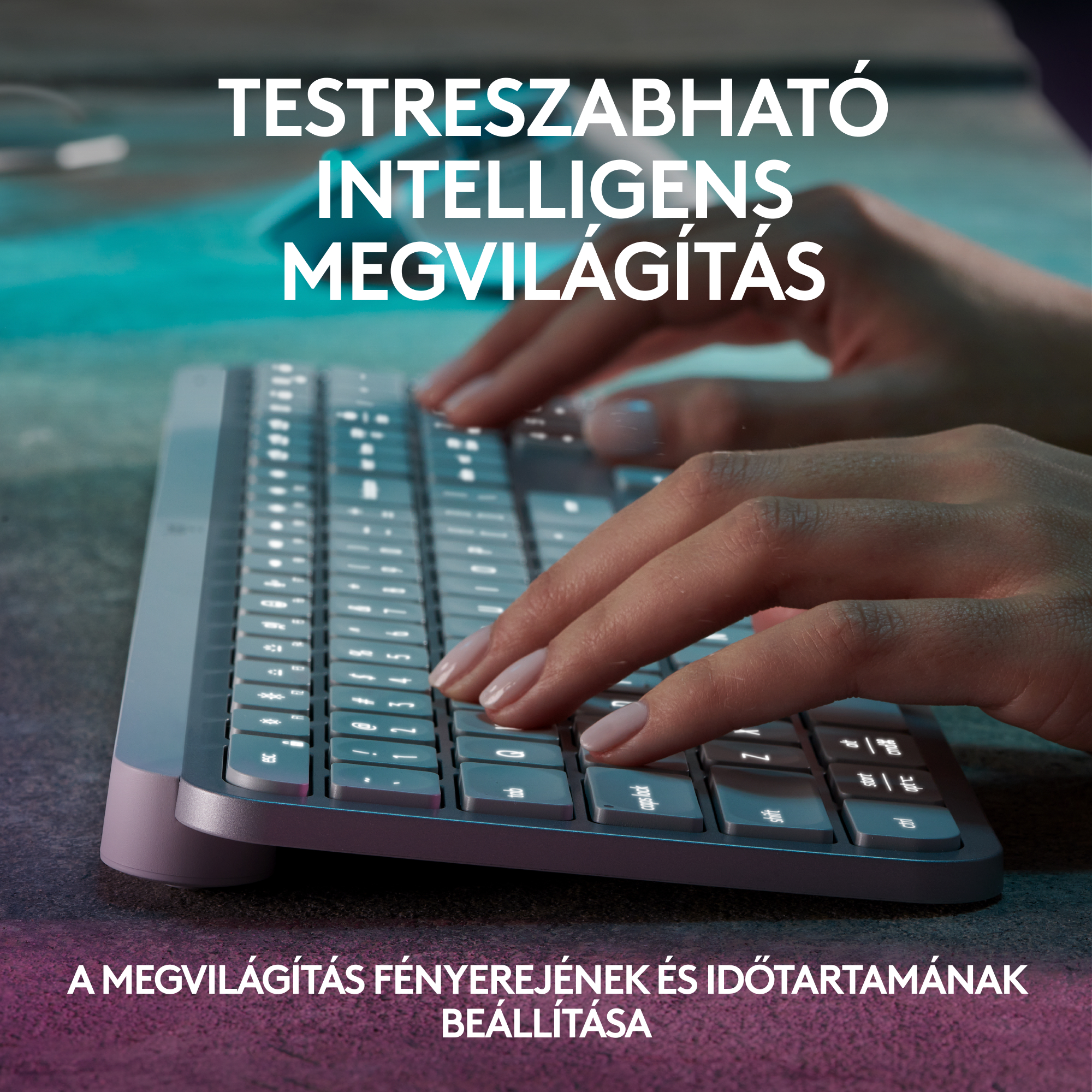 Kéz gépel egy billentyűzeten a "Testreszabható Intelligens Megvilágítás" szöveggel.