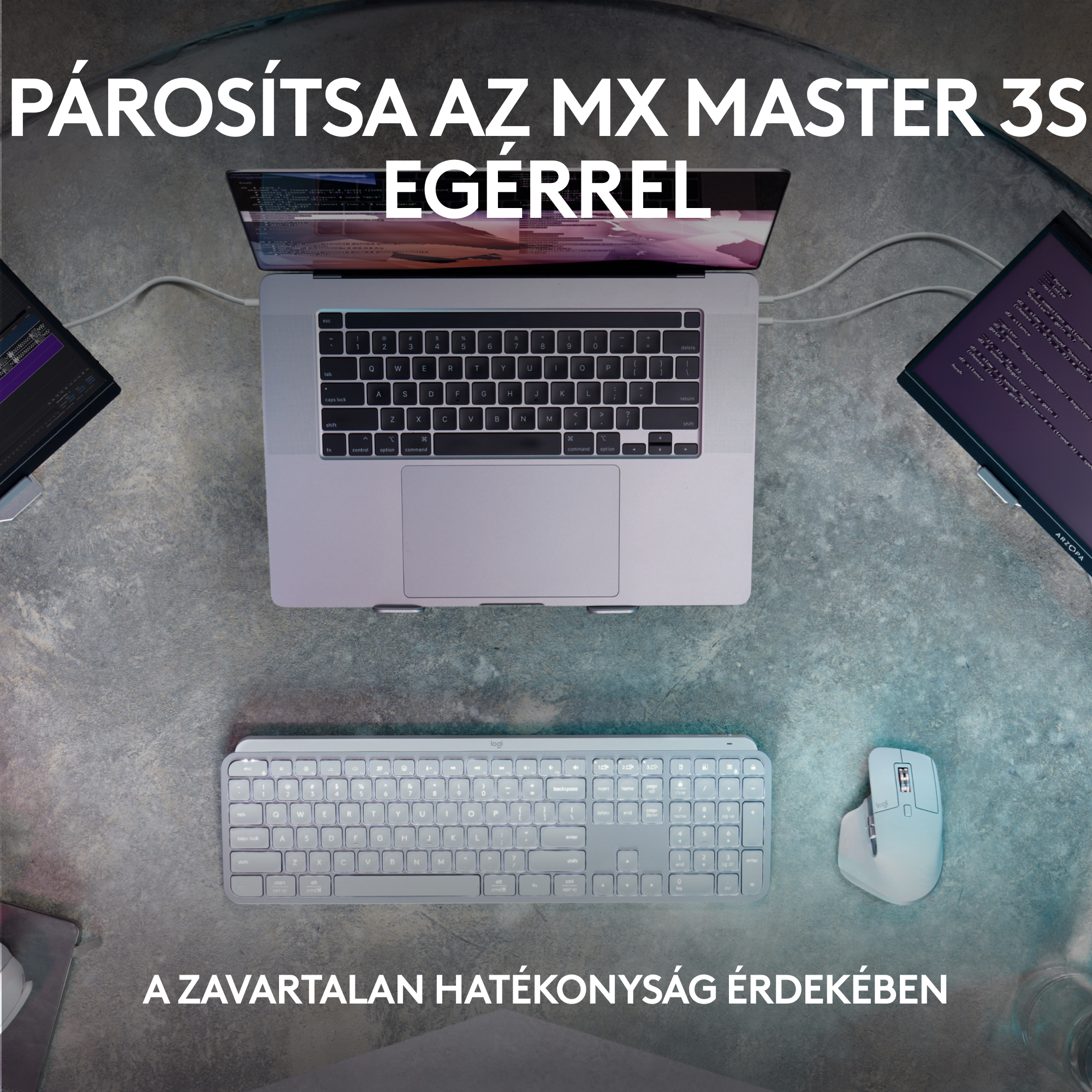 Laptop billentyűzettel és egérrel üveg asztalon. Magyar szöveg.