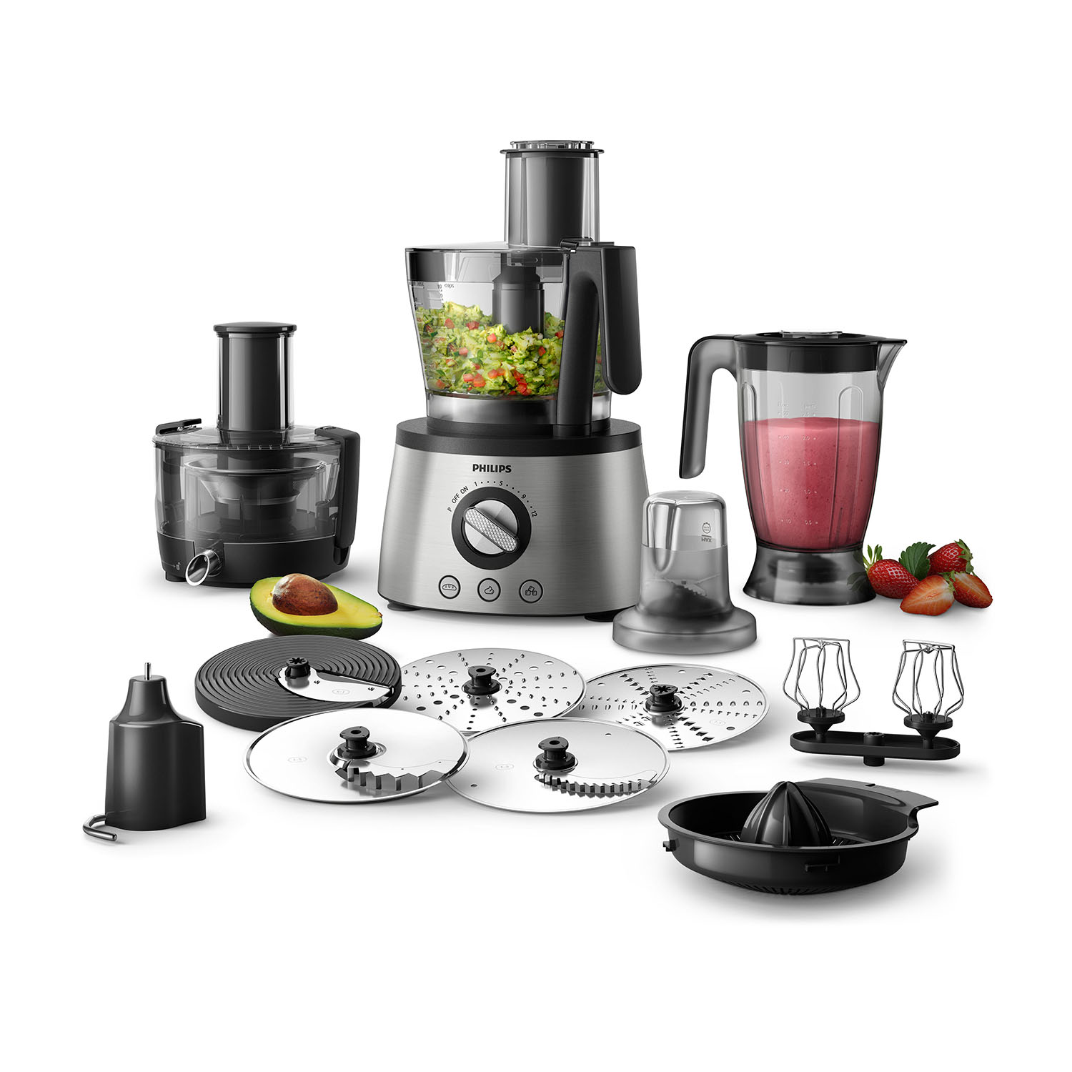 Robot da cucina argentato con accessori, avocado e fragole su superficie bianca.