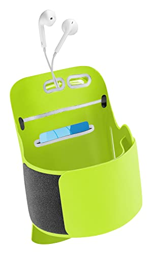 Soporte verde para auriculares con auriculares blancos. Hay una tarjeta azul y blanca dentro.