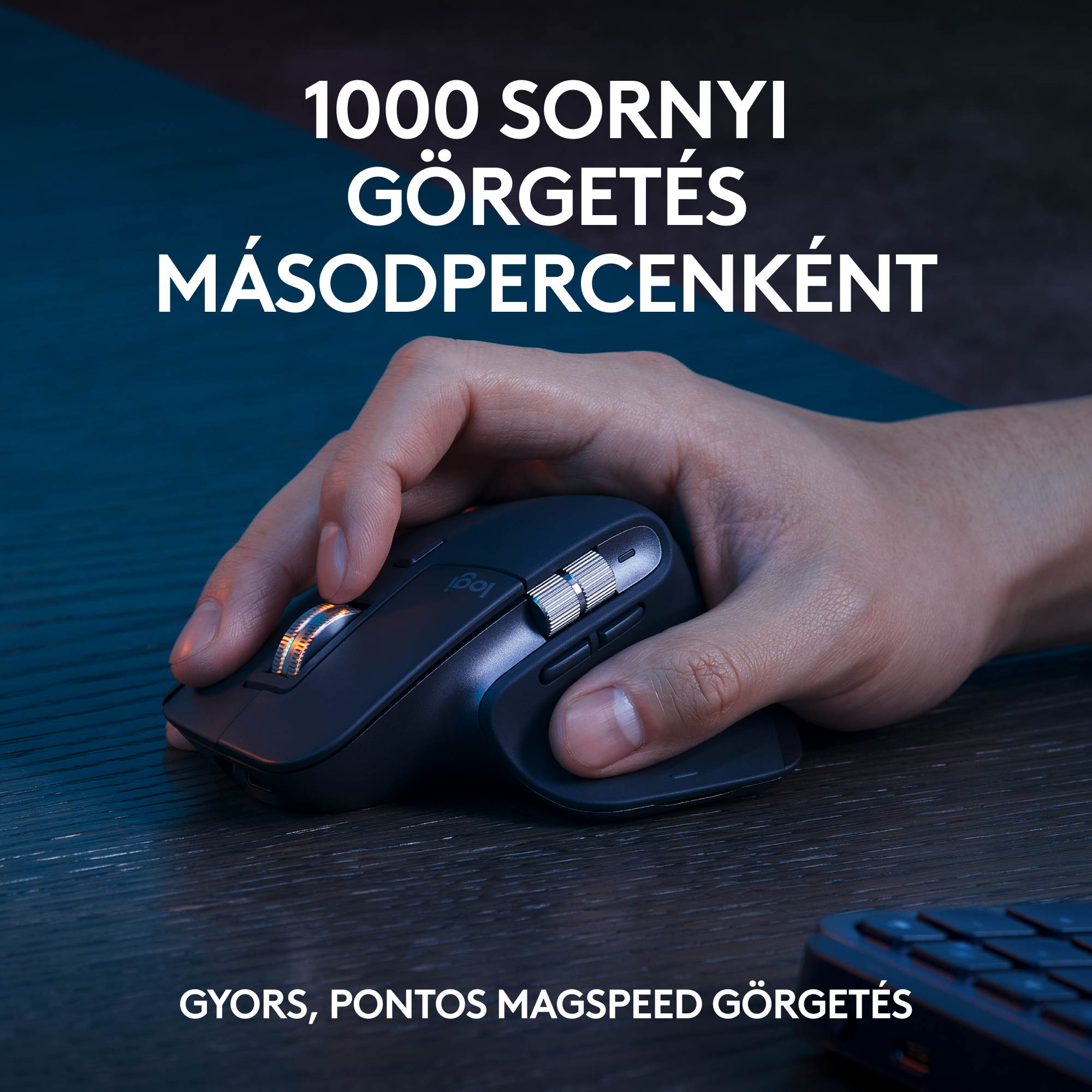 Kéz fekete egeret tart, görgető kerekekkel. A szöveg szerint: 'Gyors, pontos MagSpeed görgetés'.