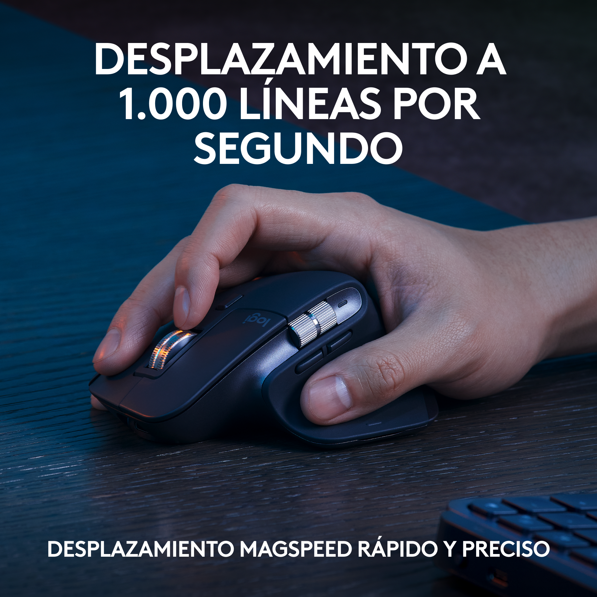 Una mano usa un ratón negro sobre un escritorio de madera. El ratón tiene ruedas de desplazamiento y botones plateados.