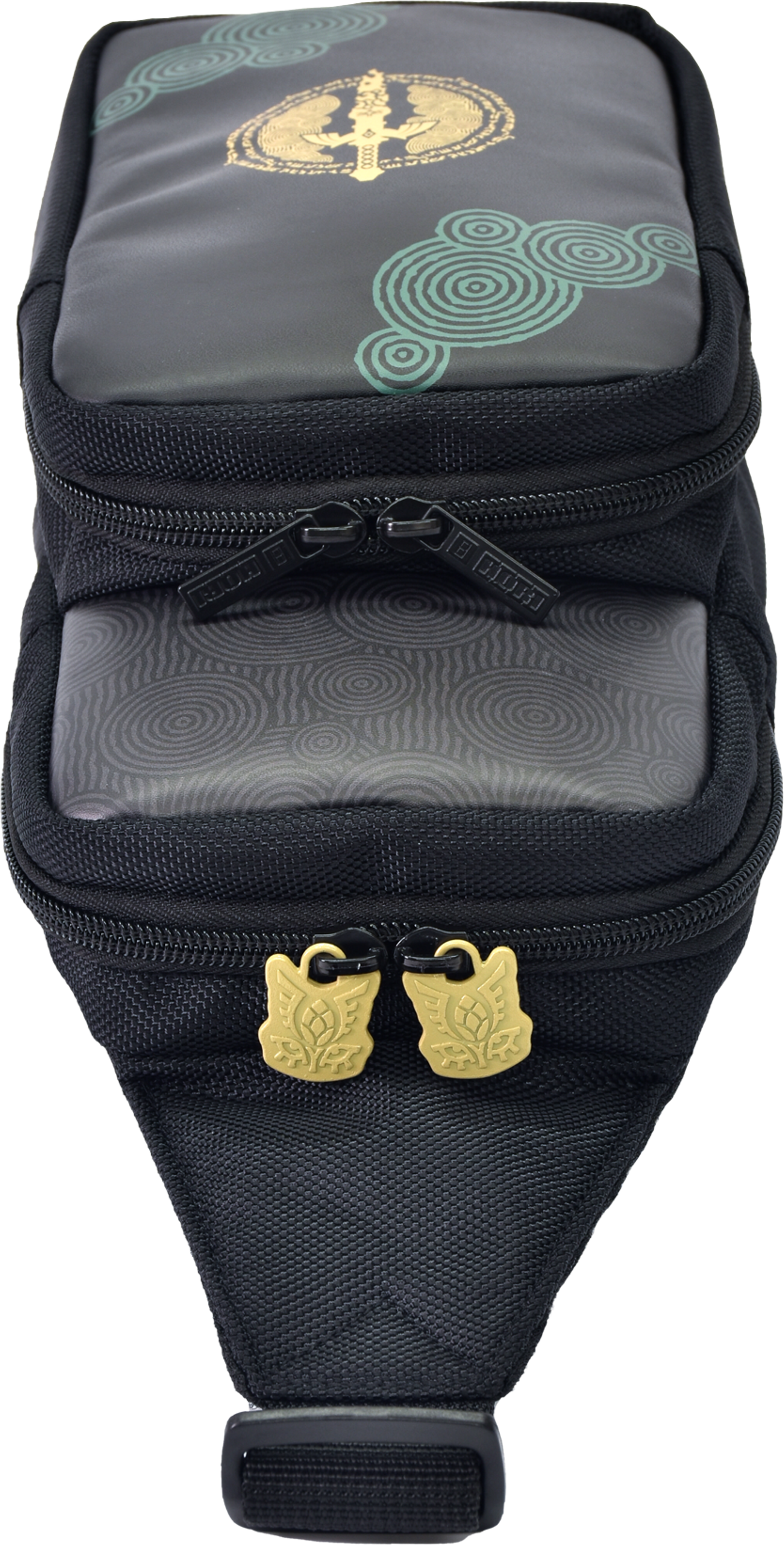 Schwarze Bauchtasche mit gemusterter oberer Klappe und goldfarbenen Reißverschlüssen.