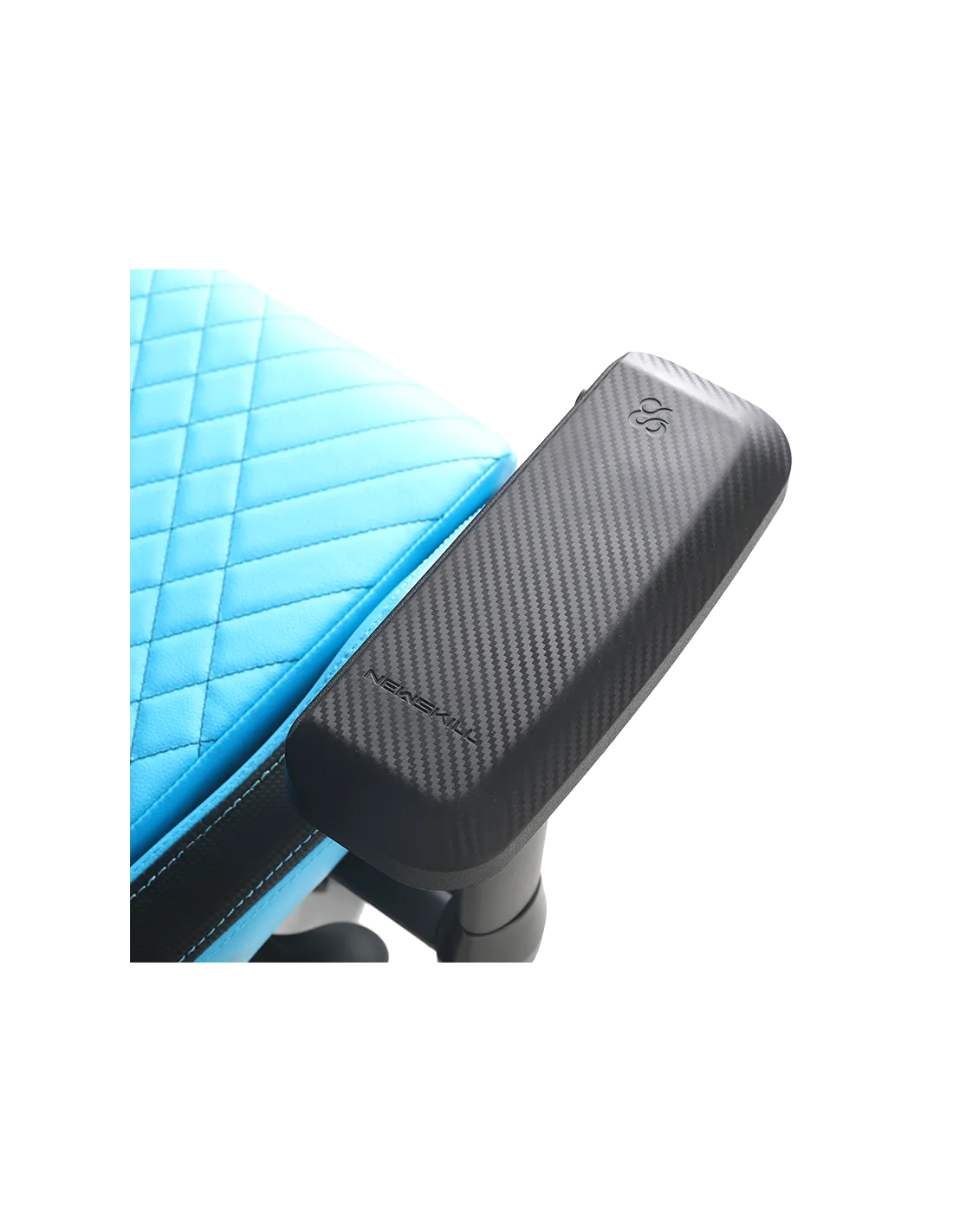 Detalle del reposabrazos de la silla gaming, patrón de diamante azul, reposabrazos negro y acabado carbono.