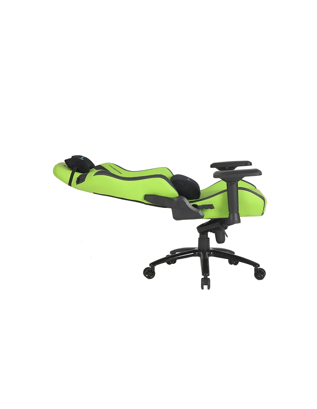 Silla gaming verde con acentos negros, tumbada sobre su respaldo. Base negra con ruedas.