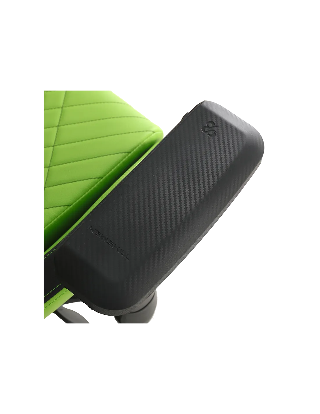 Un reposabrazos negro de fibra de carbono sujeto a una silla gaming verde.