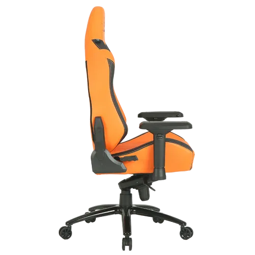 Una silla de juego naranja y negra, vista lateral, contra un fondo negro.