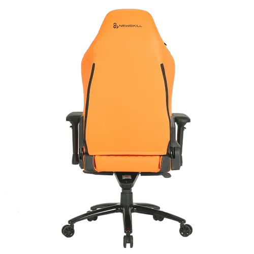Vista trasera de una silla gamer naranja con detalles negros y base negra.