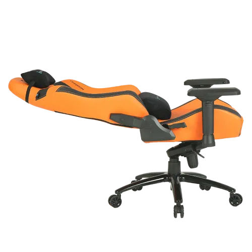 Silla gaming naranja, reclinada. Base y reposabrazos negros. Reposacabezas visible.