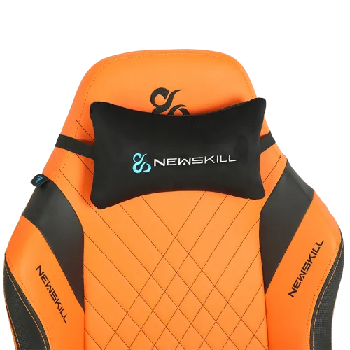 Silla gamer naranja y negra. Almohada negra con 'NEWSKILL'. Costuras de diamante en asiento.