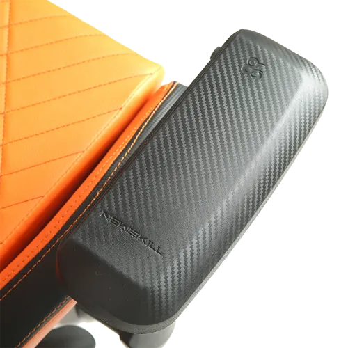 Un primer plano de un reposabrazos de silla negro y fibra de carbono con el logotipo de Newskill.