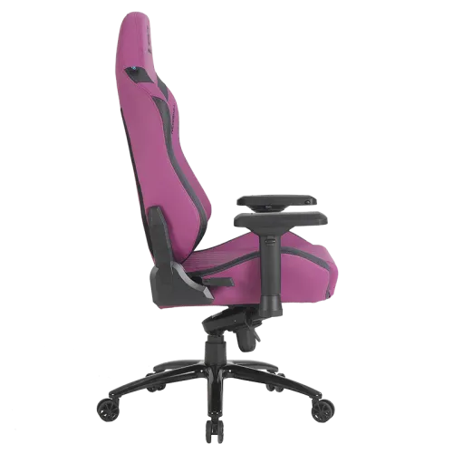 Silla gaming rosa desde el lateral. Reposabrazos y base negros.