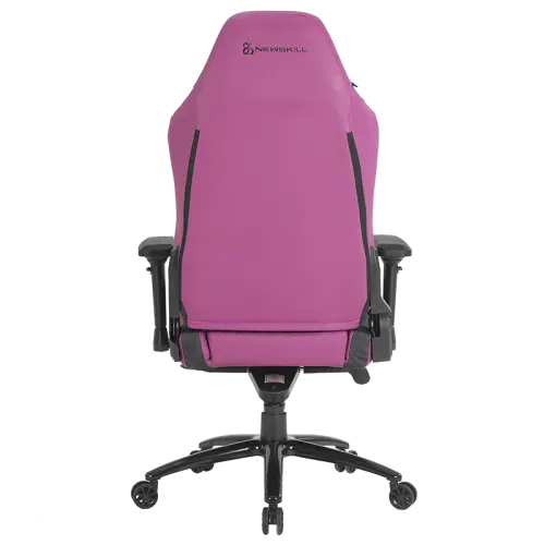 Parte trasera de una silla gaming rosa. El logo Newskill está en la parte superior.