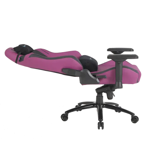 Silla gamer rosa, reclinada. Base y reposabrazos negros.
