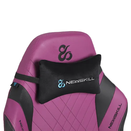 Silla gaming, morada con detalles negros. Cojín cervical negro con el logo adjunto. Primer plano.