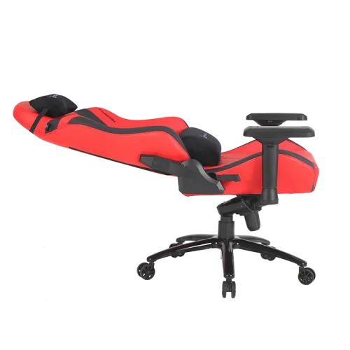 Silla gaming roja sobre un soporte negro con fondo negro.