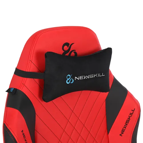 Una silla gaming roja y negra con una almohada negra que muestra el logo 'NEWSKILL' y una silla roja y negra.