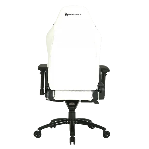 Una silla gaming blanca vista desde atrás, sobre base negra.