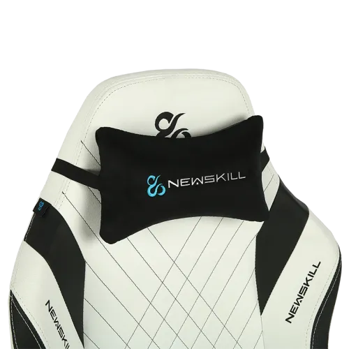 Una silla de juego en blanco y negro con una almohada para reposacabezas que dice 'NEWSKILL' con un logotipo azul.