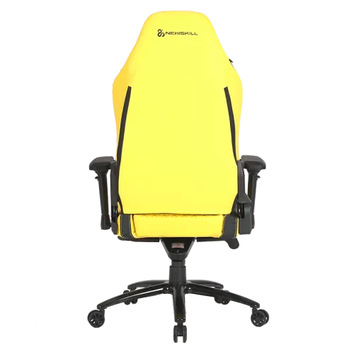 Vista trasera de una silla gamer amarilla. La silla tiene reposabrazos negros y una base negra con ruedas.