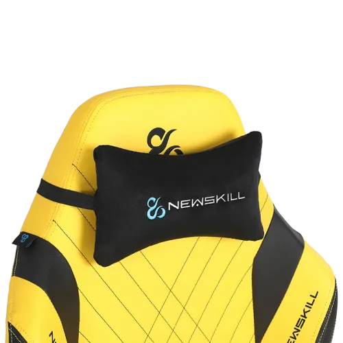 Reposacabezas de silla gaming con el logotipo de Newskill en una almohada negra.